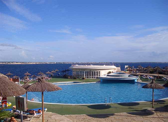 Piscinas de agua de mar en el Hotel Globales Club Almirante Farragut. Ciudadela. Menorca